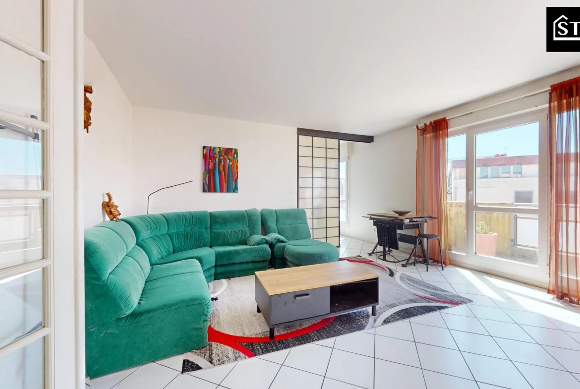 Appartement T4/T5 lumineux avec ascenseur, cave et parking au centre de Belfort 