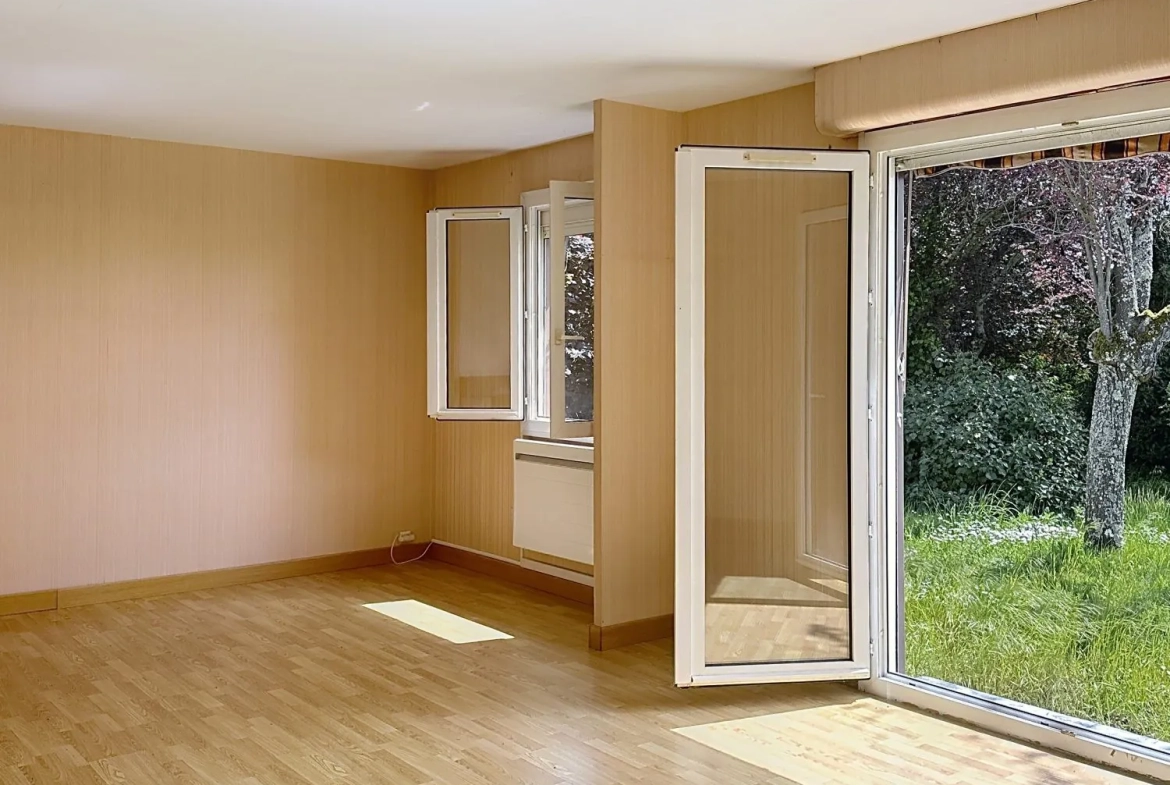 Maison de plain-pied à Pannes avec 2 chambres, jardin et garage 
