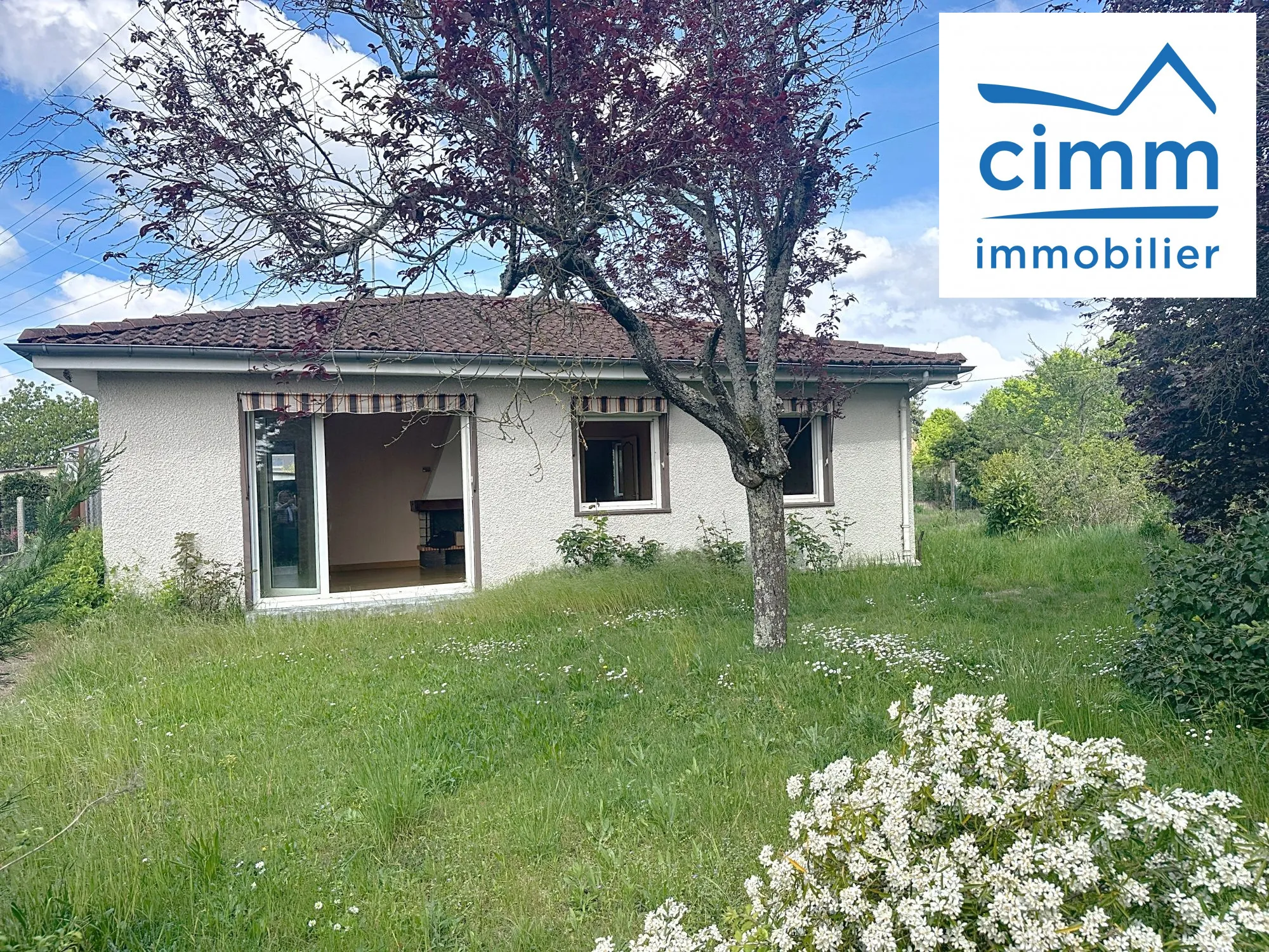 Maison de plain-pied à Pannes avec 2 chambres, jardin et garage 