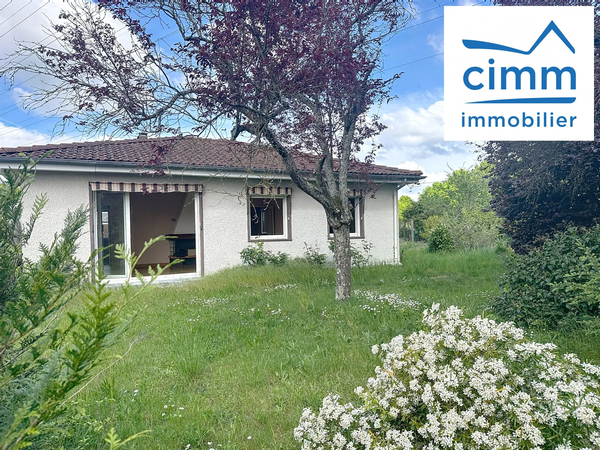 Maison de plain-pied à Pannes avec 2 chambres, jardin et garage 
