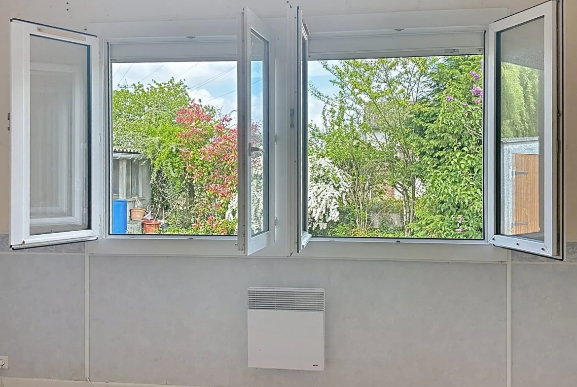 Maison de plain-pied à Pannes avec 2 chambres, jardin et garage 
