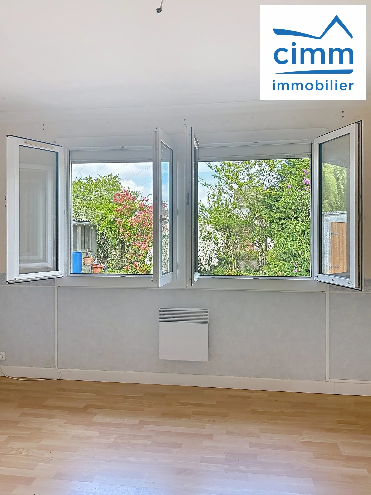 Maison de plain-pied à Pannes avec 2 chambres, jardin et garage 