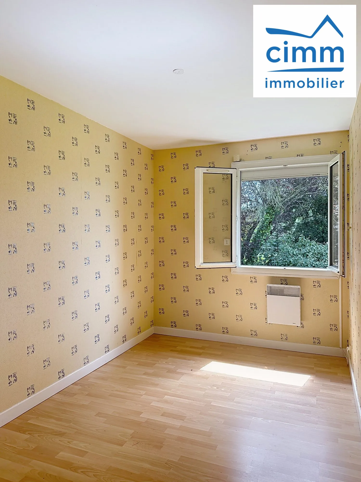 Maison de plain-pied à Pannes avec 2 chambres, jardin et garage 