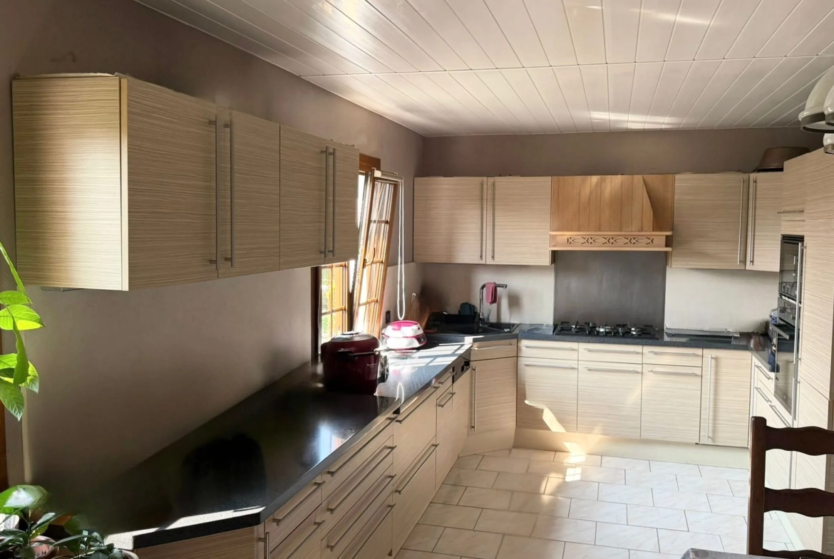 Maison familiale à vendre près de Livarot avec grand parc et vie de plain-pied 