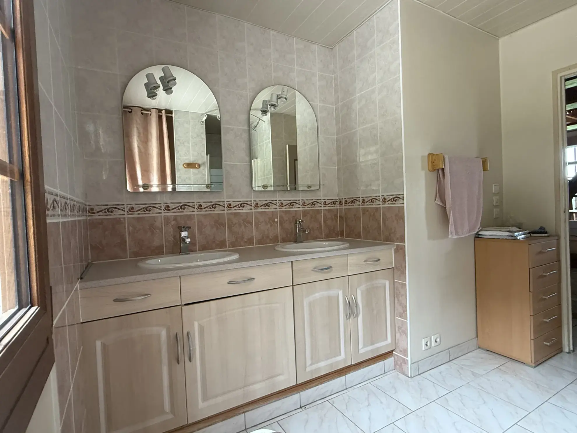 Maison familiale à vendre près de Livarot avec grand parc et vie de plain-pied 