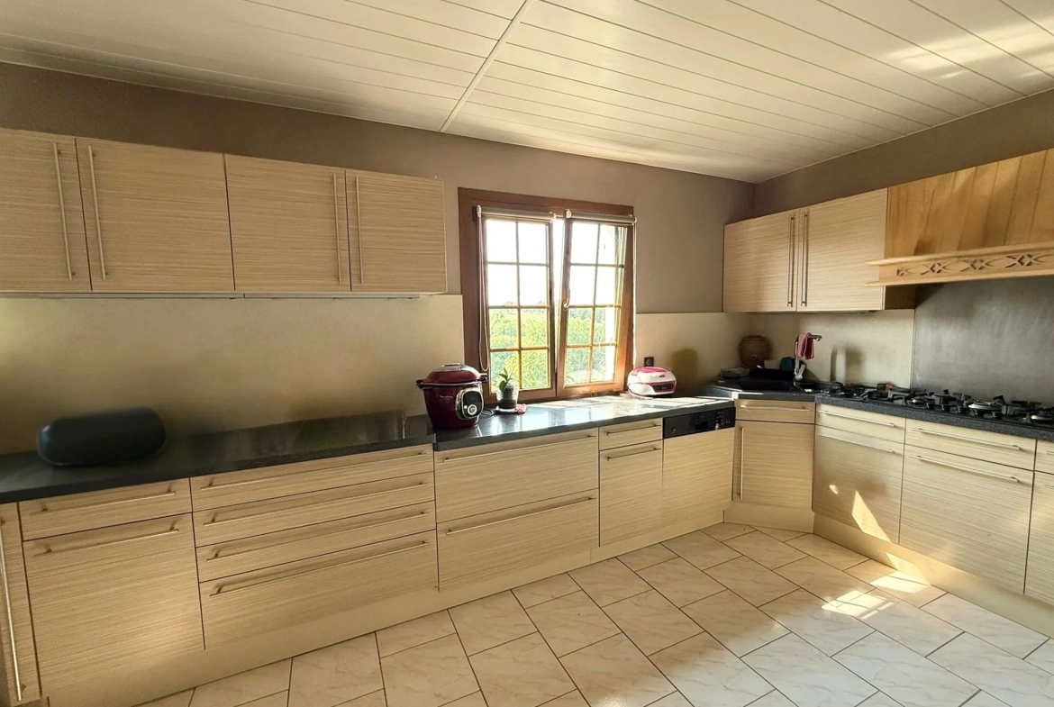 Maison familiale à vendre près de Livarot avec grand parc et vie de plain-pied 