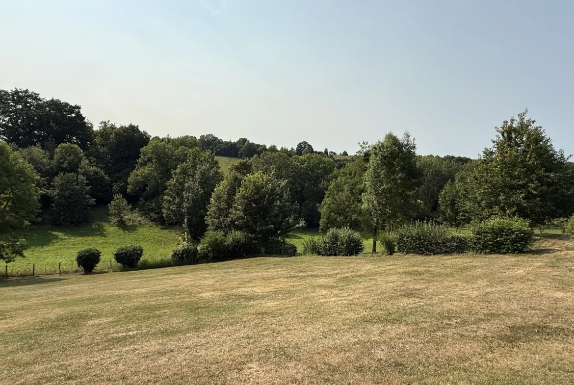 Maison familiale à vendre près de Livarot avec grand parc et vie de plain-pied 
