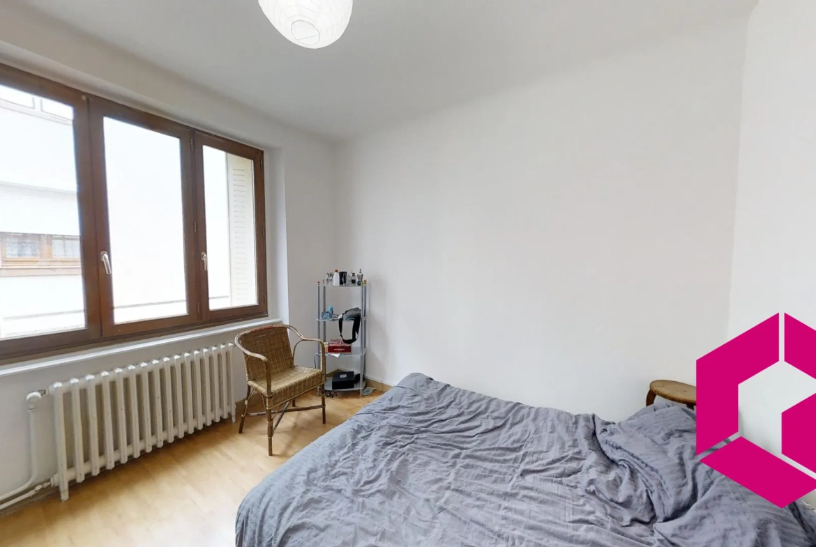 Immeuble à vendre à Paulhaguet avec potentiel locatif et commercial 