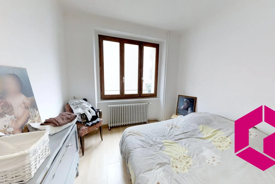 Immeuble à vendre à Paulhaguet avec potentiel locatif et commercial 