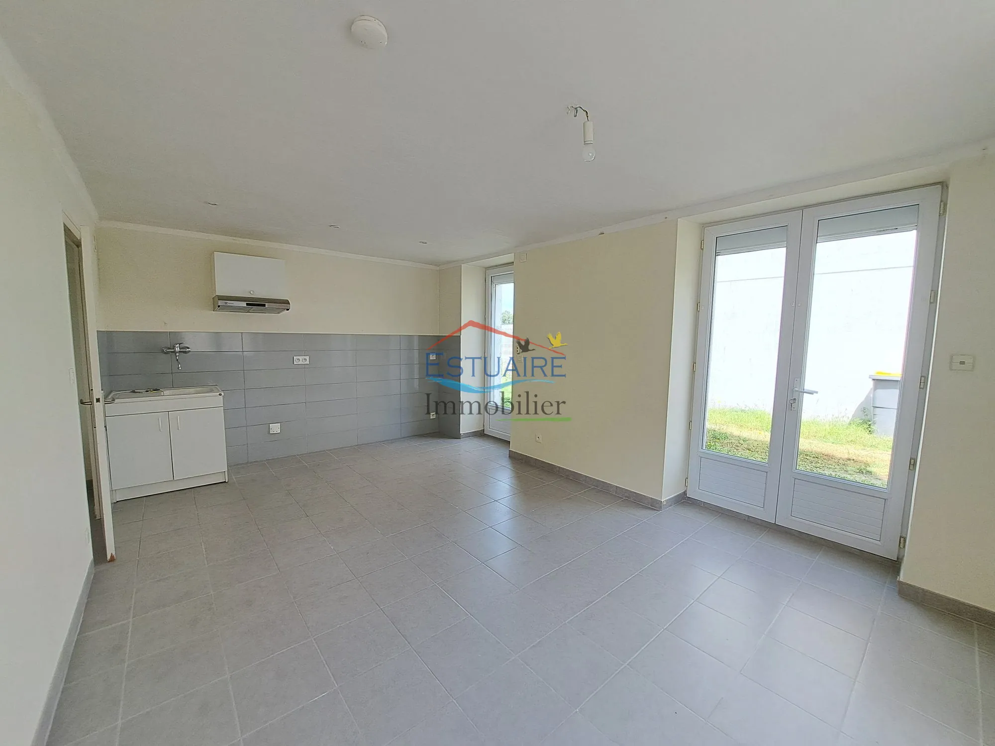 Investissement locatif à Casson avec deux logements et opportunités d'aménagement 