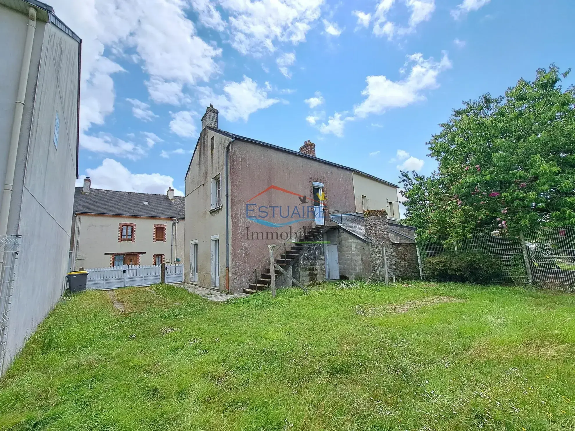 Investissement locatif à Casson avec deux logements et opportunités d'aménagement 