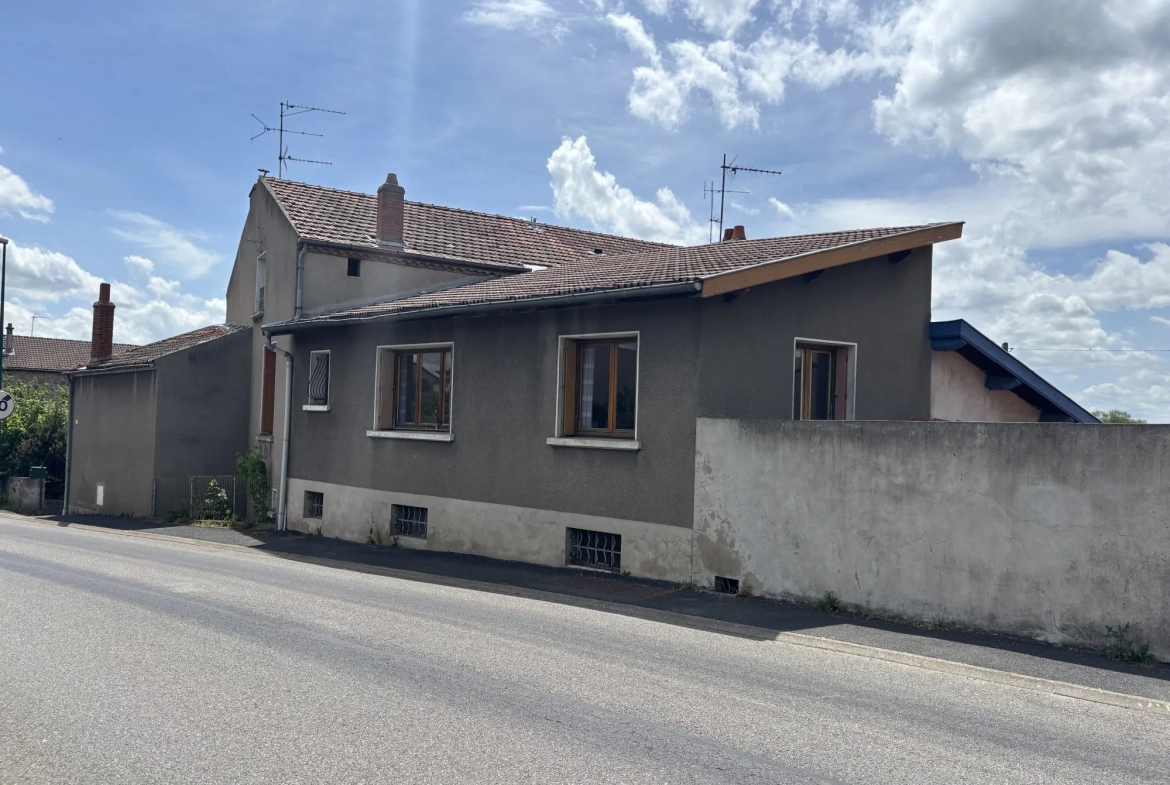 Maison ancienne à rénover avec jardin à Sainte-Sigolène 140 m² 