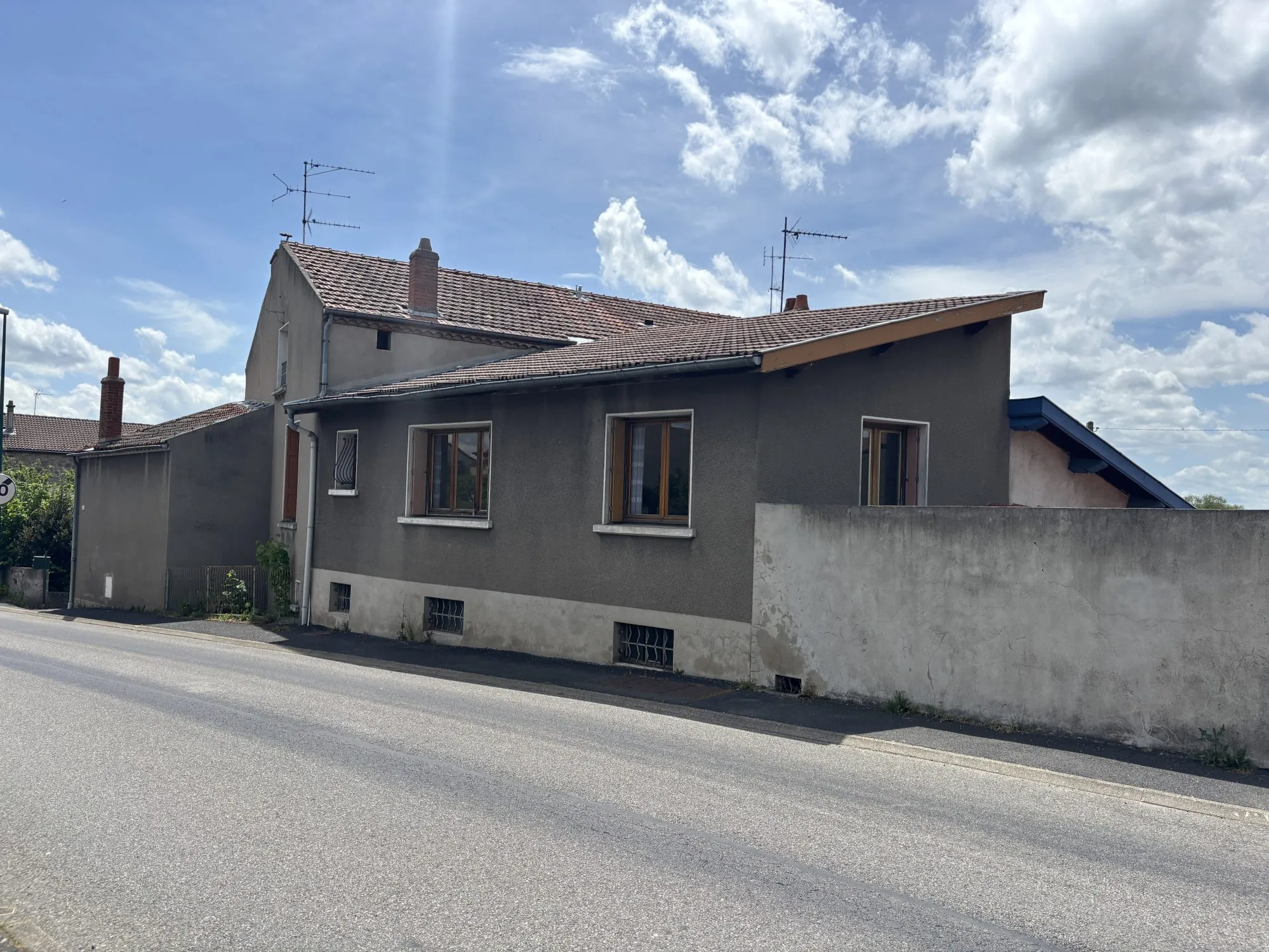 Maison ancienne à rénover avec jardin à Sainte-Sigolène 140 m² 