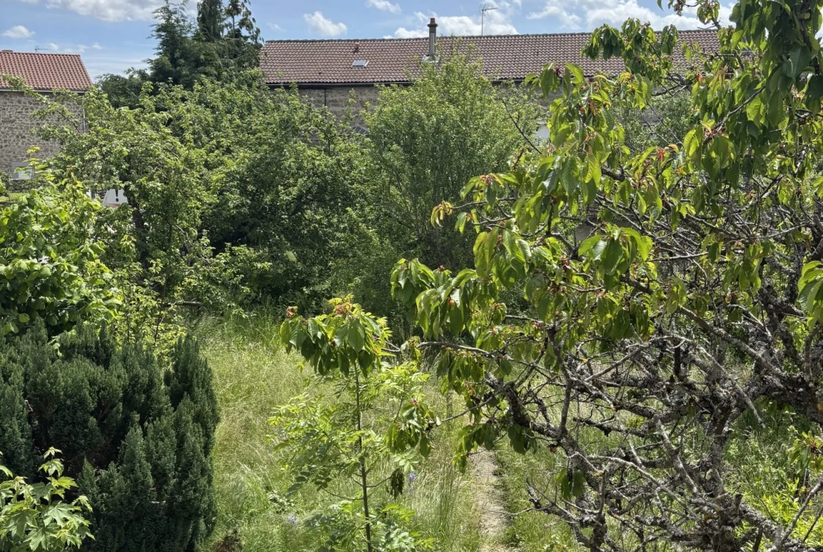 Maison ancienne à rénover avec jardin à Sainte-Sigolène 140 m² 