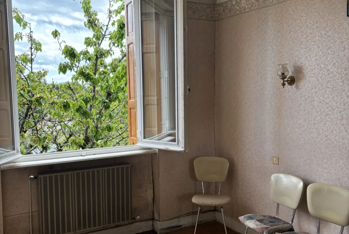 Maison ancienne à rénover avec jardin à Sainte-Sigolène 140 m² 