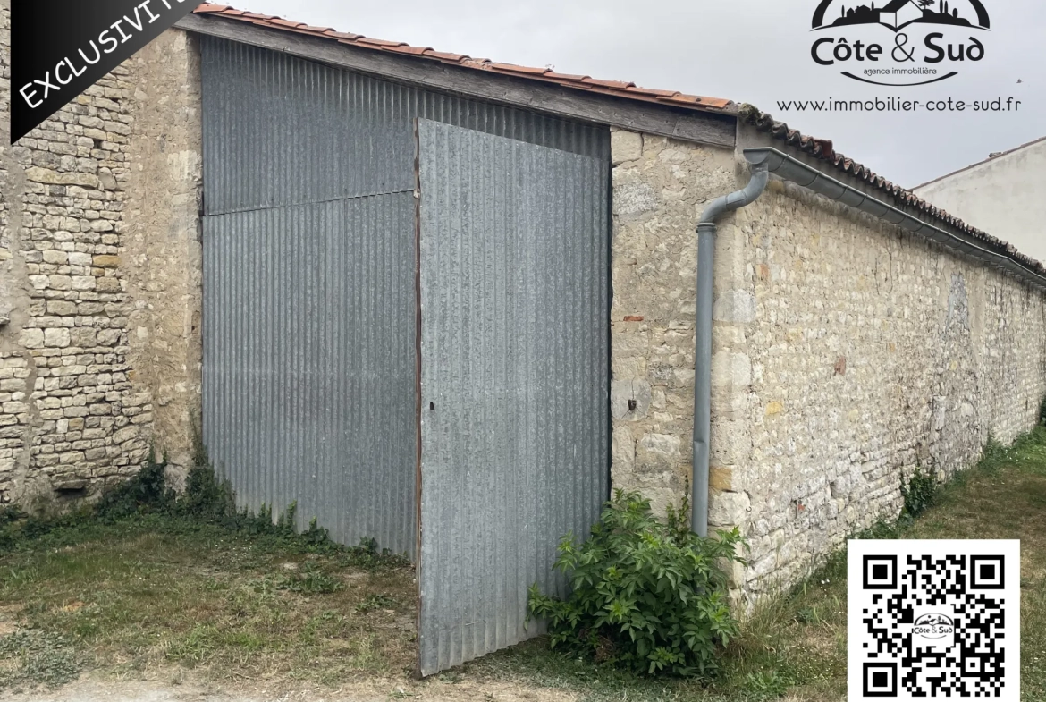 Garage en pierre de 65 m² à vendre à Saint Medard d'Aunis, idéal stockage 