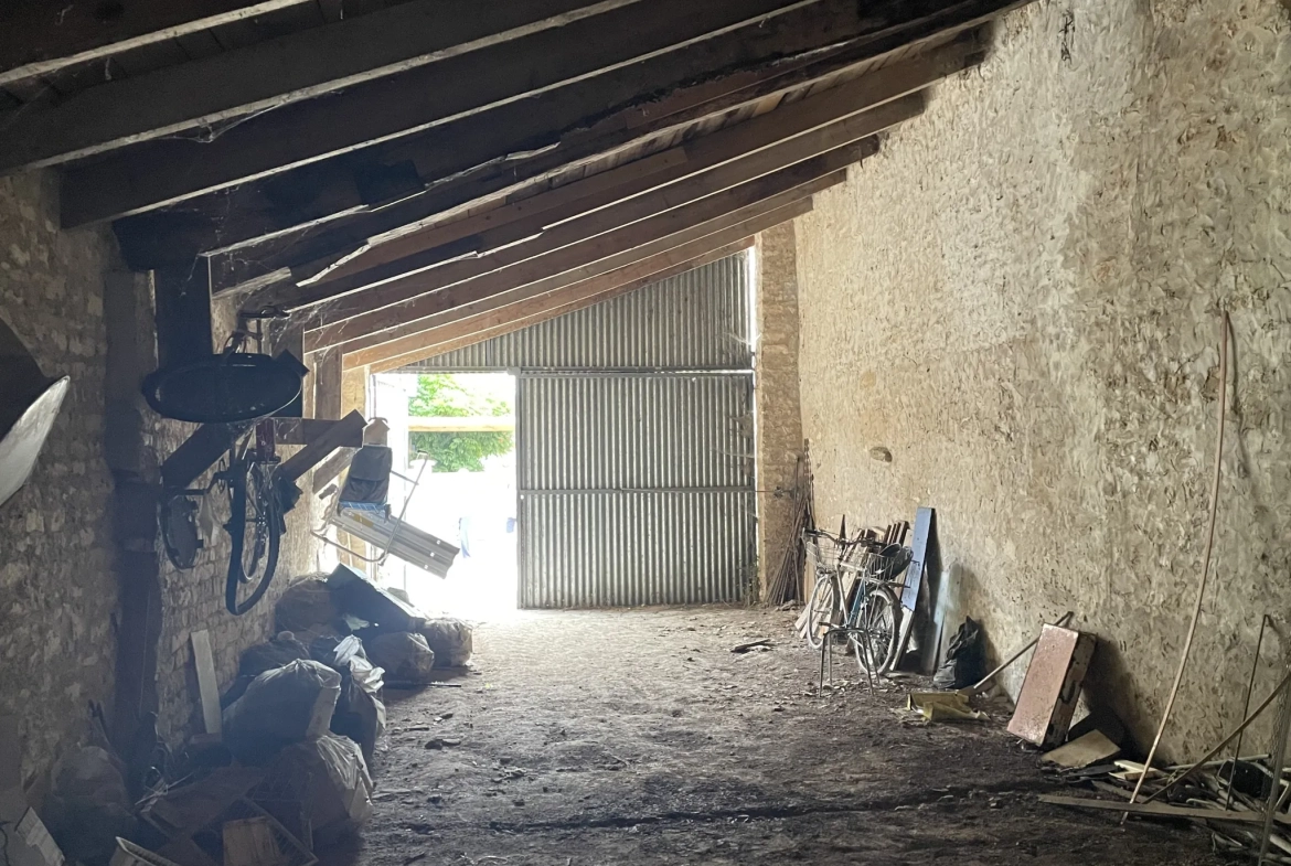 Garage en pierre de 65 m² à vendre à Saint Medard d'Aunis, idéal stockage 