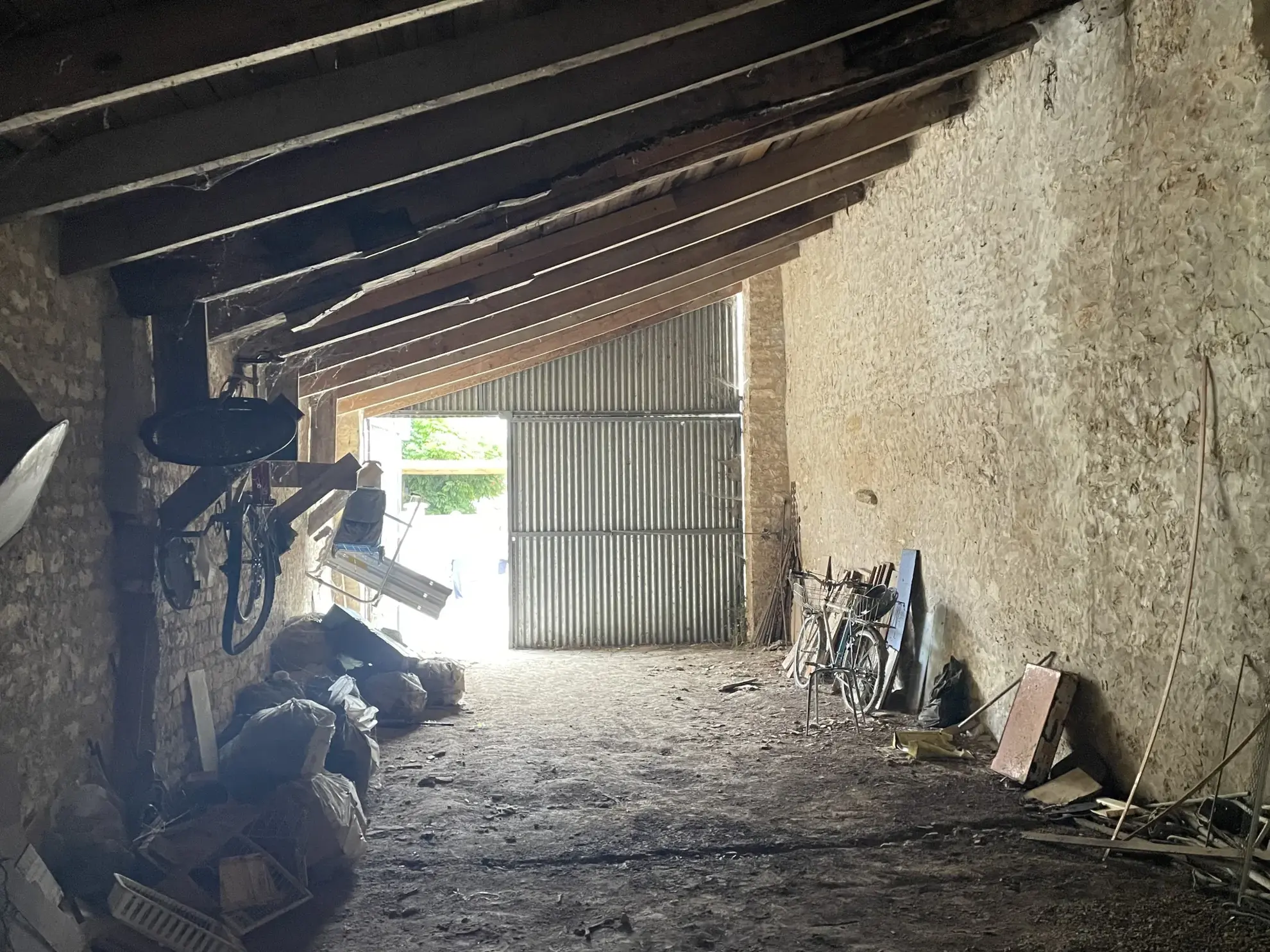 Garage en pierre de 65 m² à vendre à Saint Medard d'Aunis, idéal stockage 