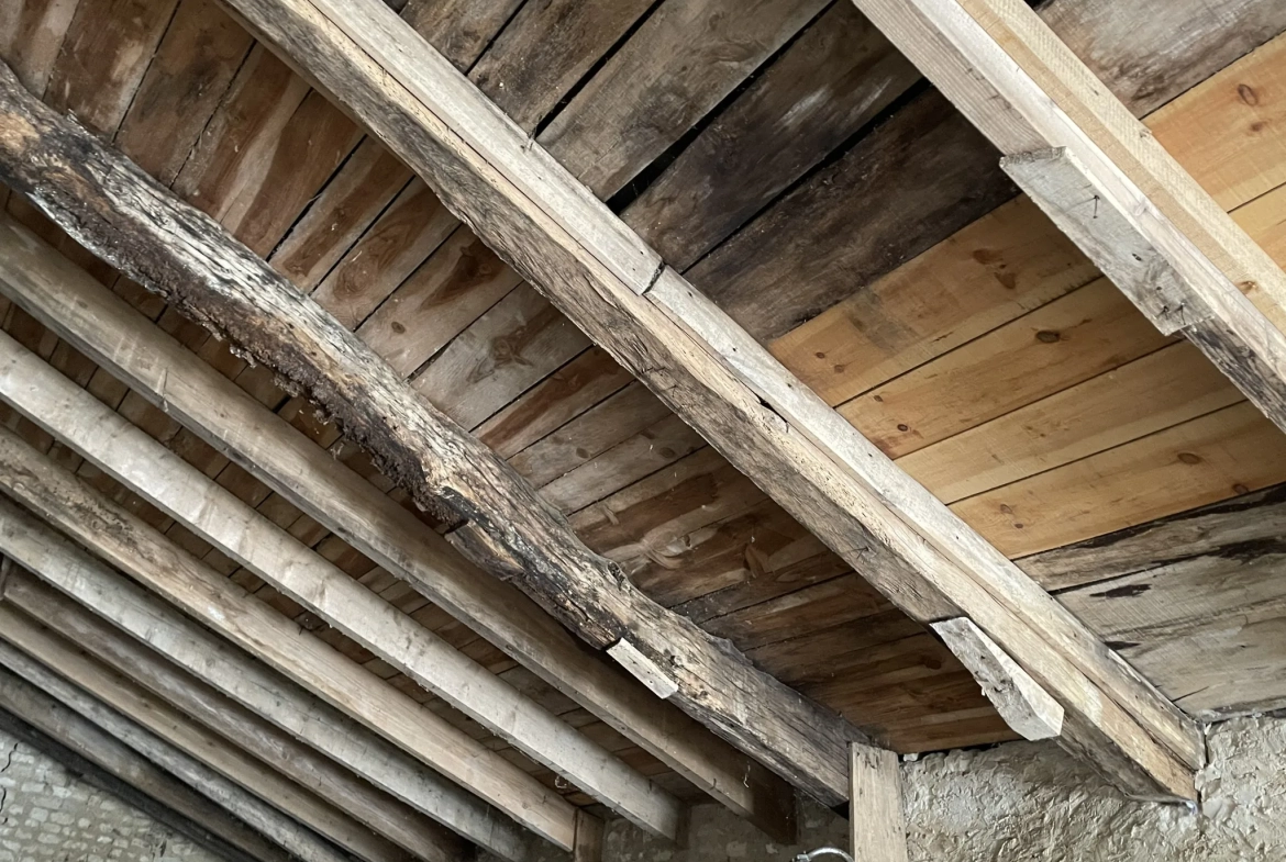 Garage en pierre de 65 m² à vendre à Saint Medard d'Aunis, idéal stockage 