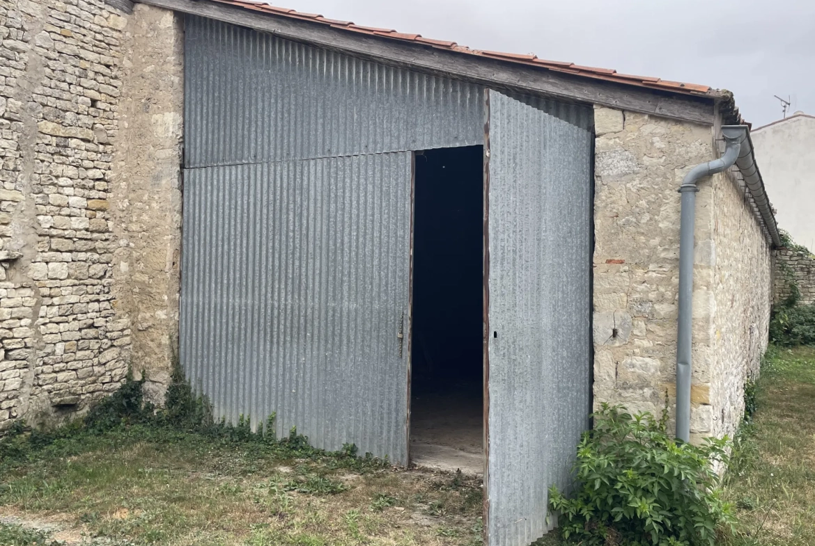 Garage en pierre de 65 m² à vendre à Saint Medard d'Aunis, idéal stockage 
