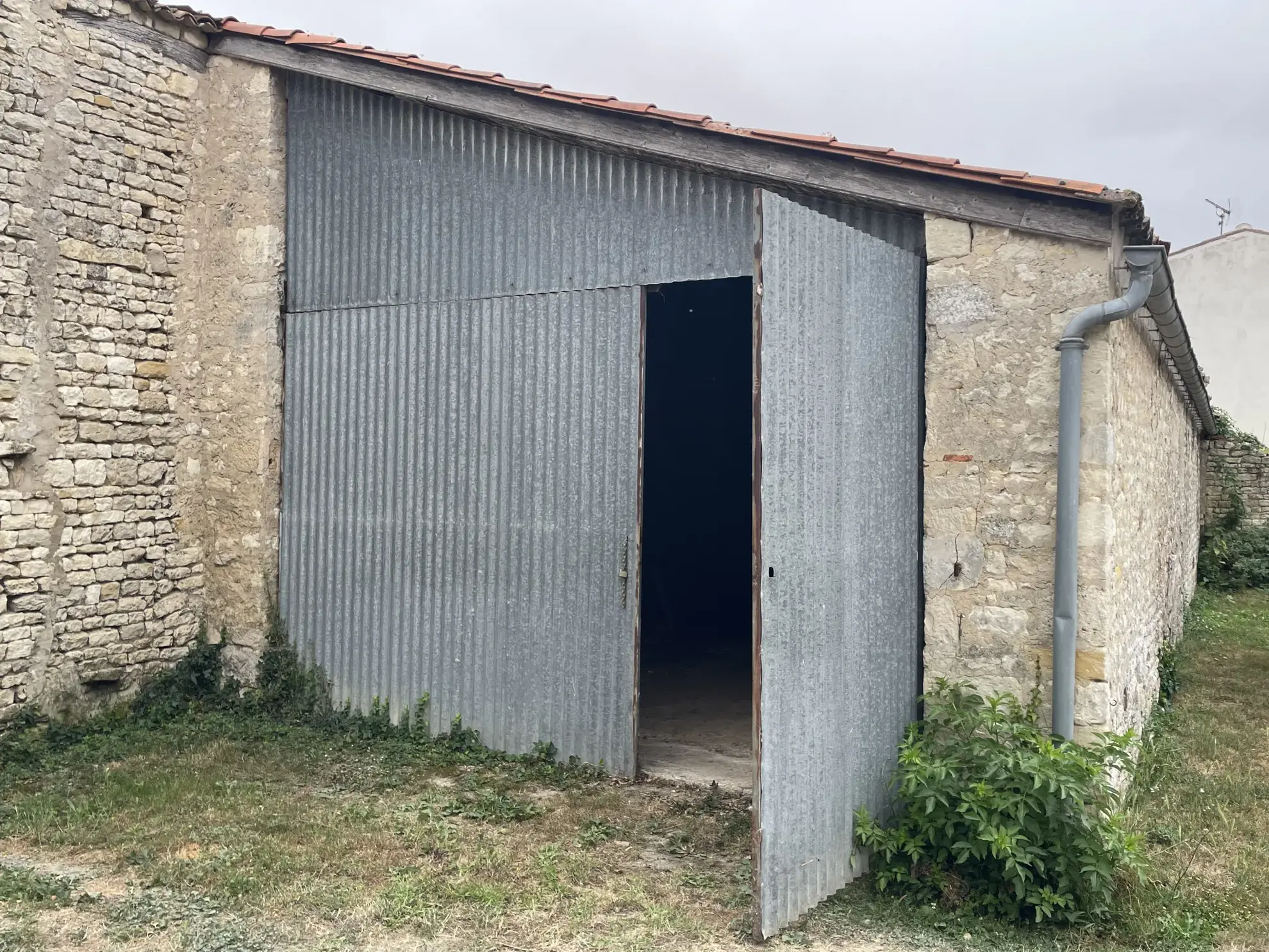 Garage en pierre de 65 m² à vendre à Saint Medard d'Aunis, idéal stockage 