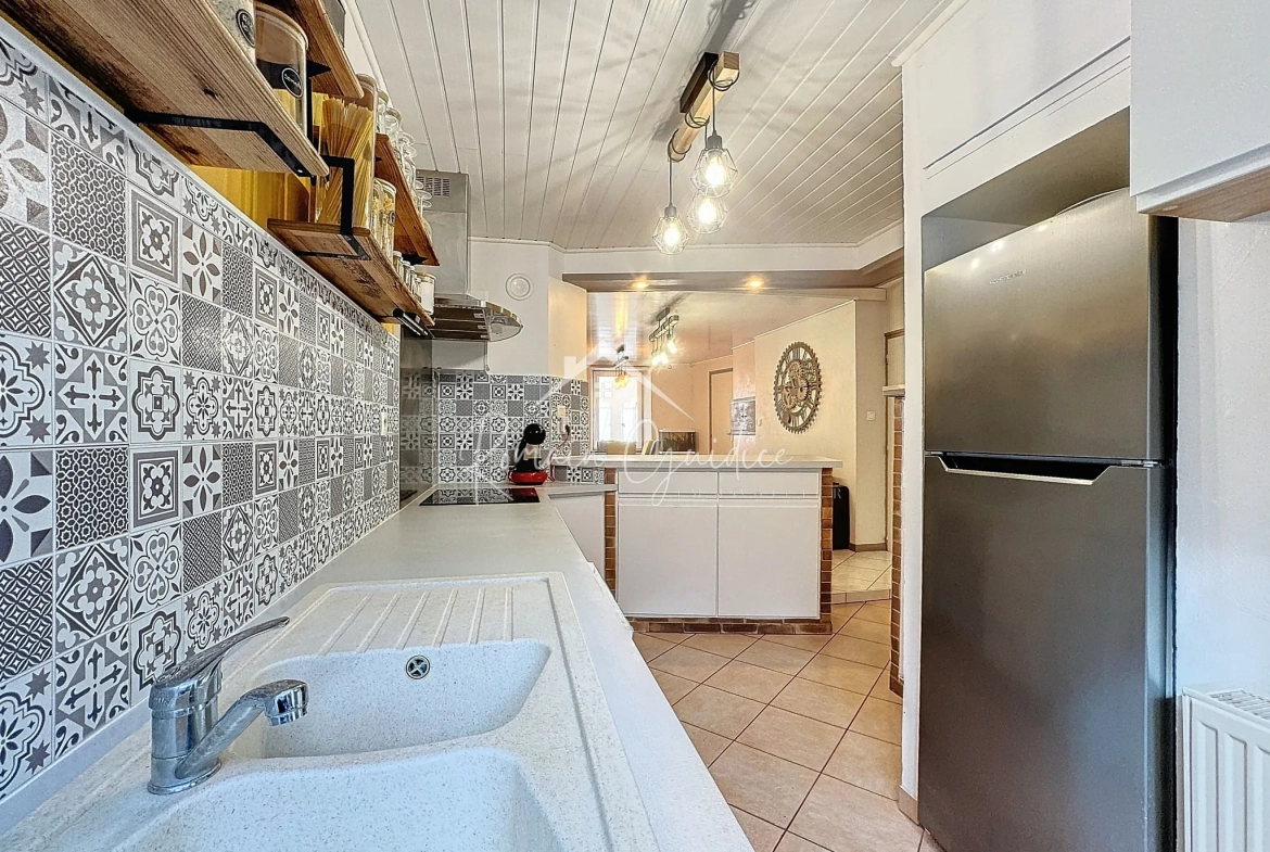 Charmante maison de ville de 123 m² avec garage à Saint Georges de Luzençon 