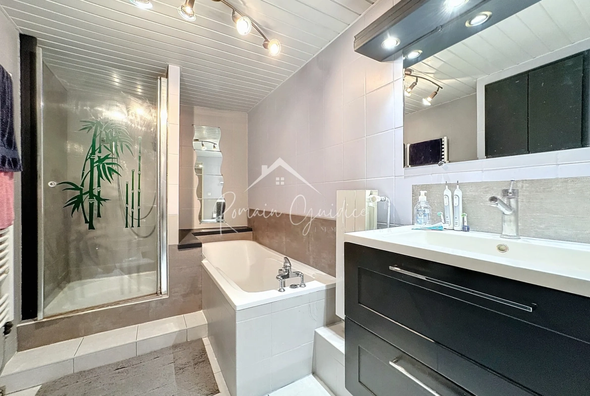 Charmante maison de ville de 123 m² avec garage à Saint Georges de Luzençon 