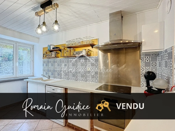 Charmante maison de ville de 123 m² avec garage à Saint Georges de Luzençon