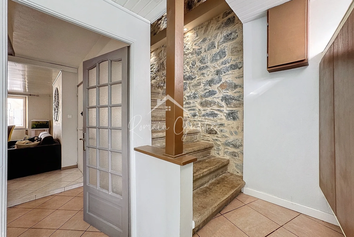 Charmante maison de ville de 123 m² avec garage à Saint Georges de Luzençon 