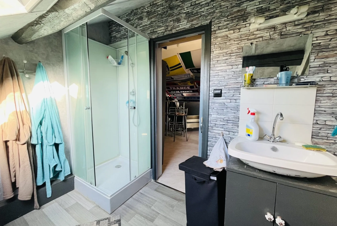 Opportunité maison familiale à Chamberat avec garage et jardin, proche Montluçon 