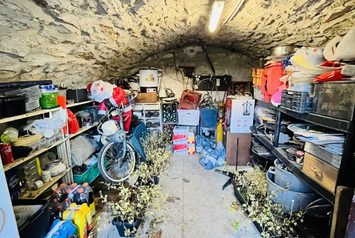 Opportunité maison familiale à Chamberat avec garage et jardin, proche Montluçon 