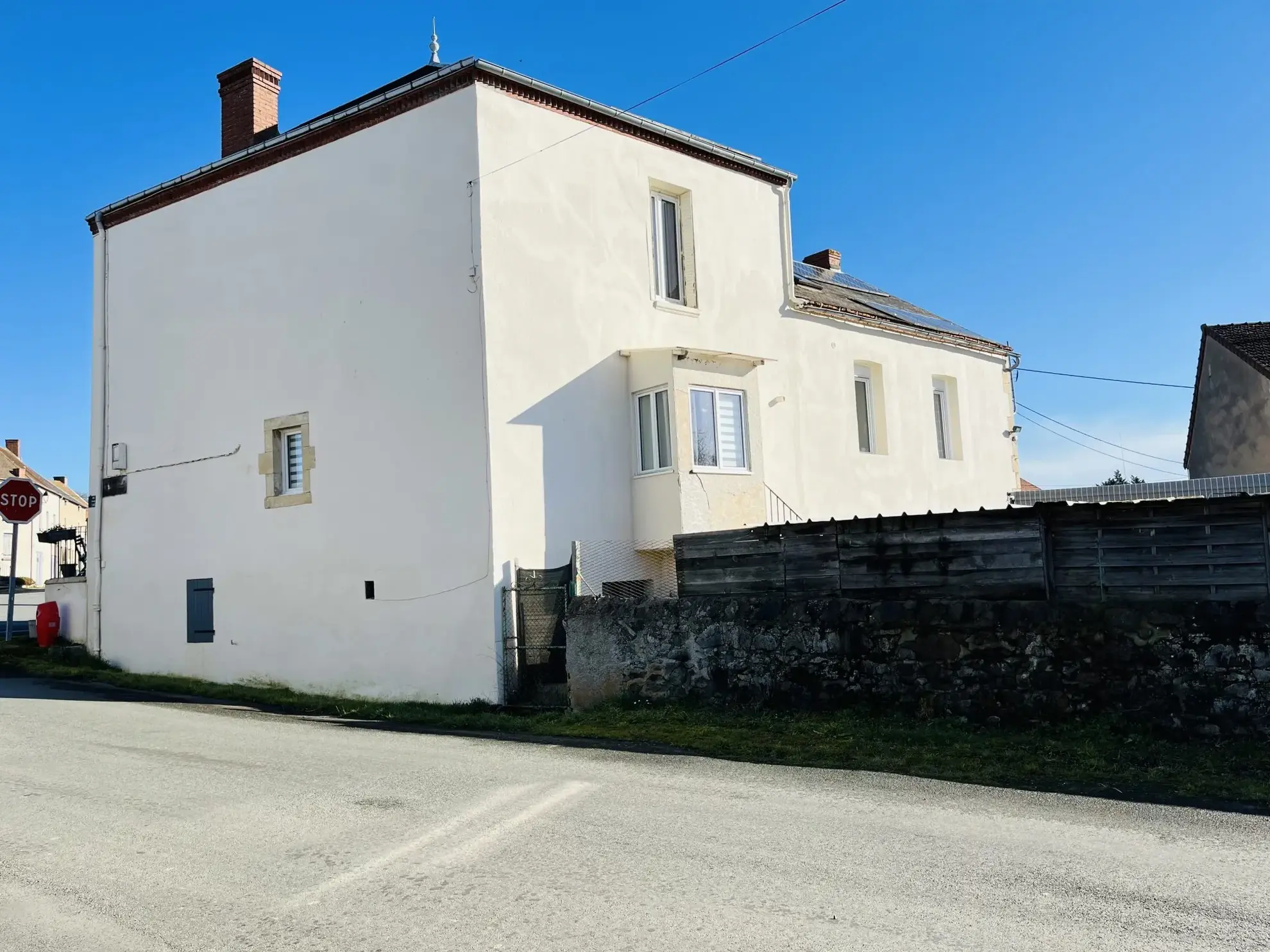 Opportunité maison familiale à Chamberat avec garage et jardin, proche Montluçon 