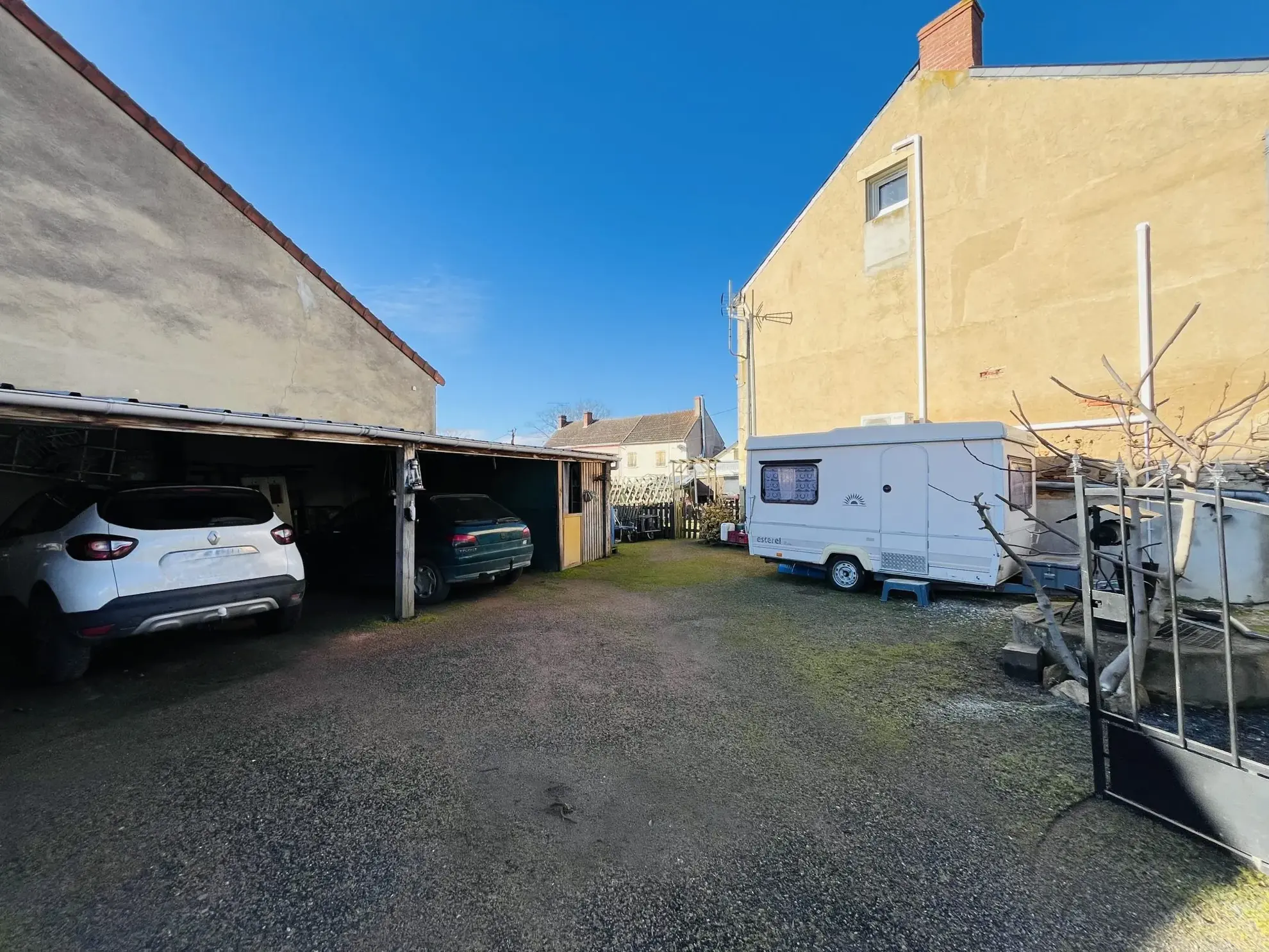 Opportunité maison familiale à Chamberat avec garage et jardin, proche Montluçon 