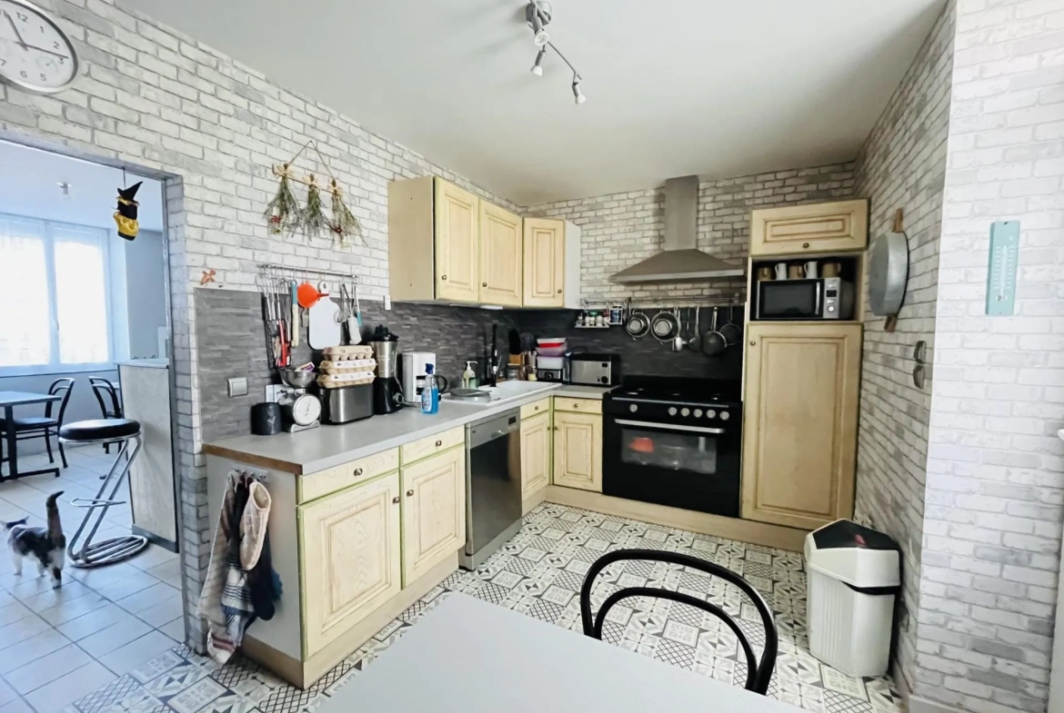 Opportunité maison familiale à Chamberat avec garage et jardin, proche Montluçon 