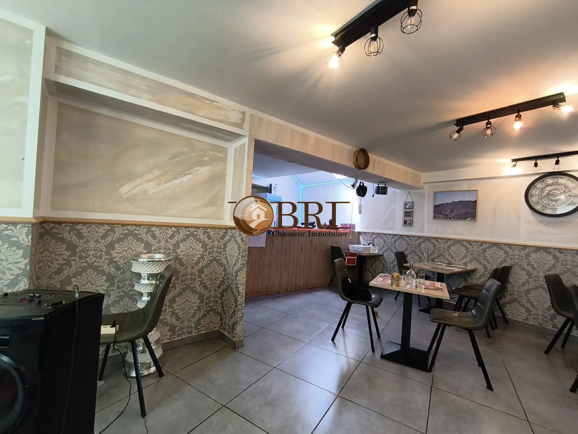 Fonds de commerce restaurant à vendre aux Abrets en Dauphiné, emplacement idéal 