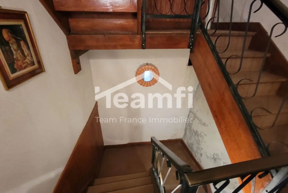 Maison ancienne avec terrasse, atelier et potentiel d’aménagement à Thiers 