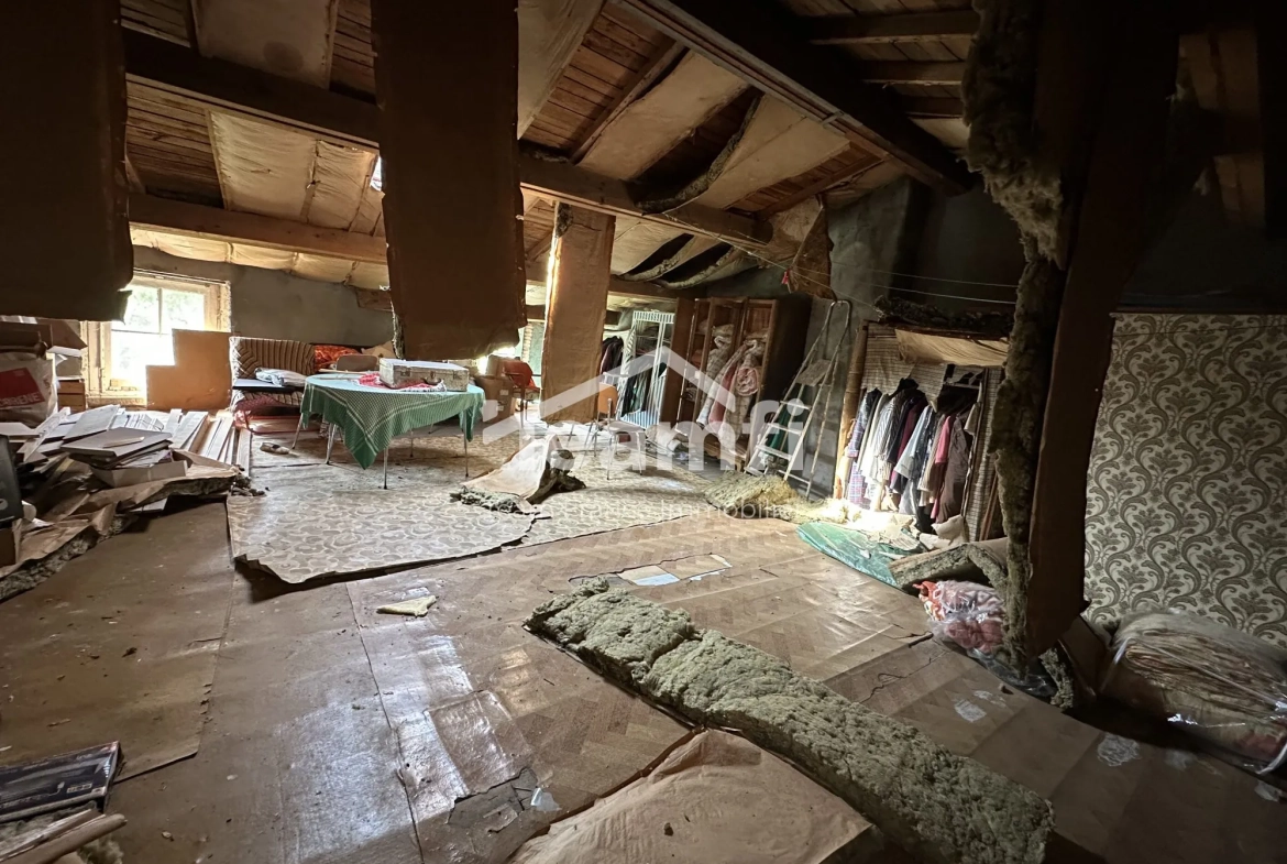 Maison ancienne avec terrasse, atelier et potentiel d’aménagement à Thiers 
