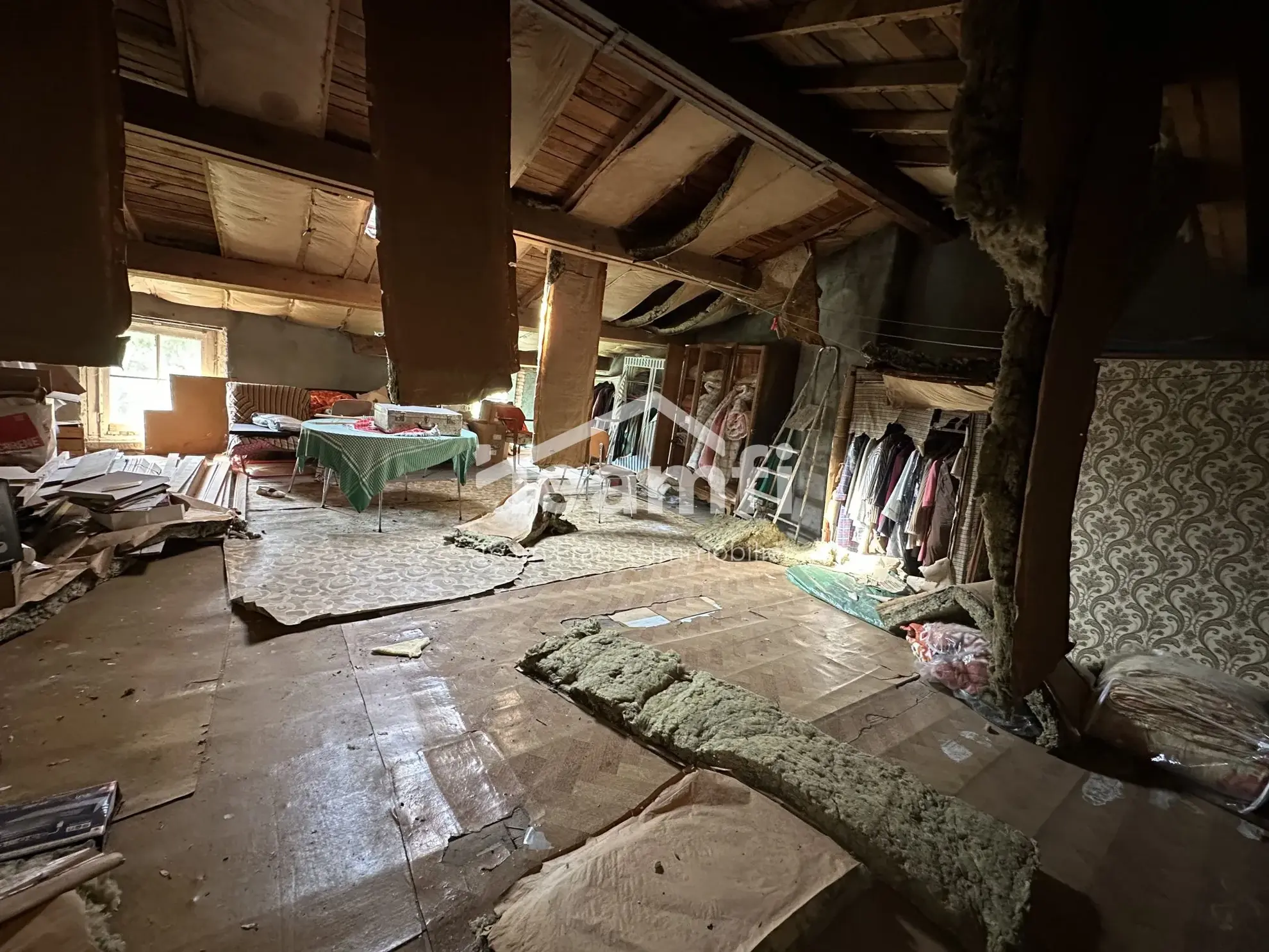 Maison ancienne avec terrasse, atelier et potentiel d’aménagement à Thiers 
