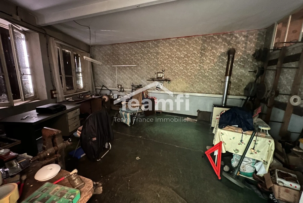 Maison ancienne avec terrasse, atelier et potentiel d’aménagement à Thiers 