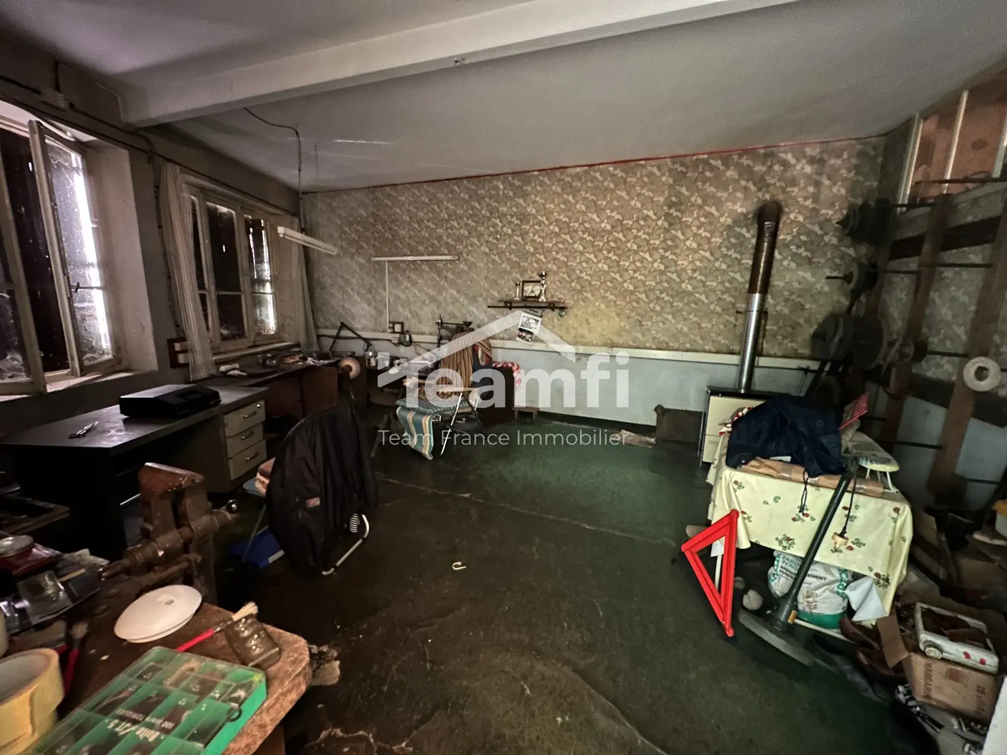 Maison ancienne avec terrasse, atelier et potentiel d’aménagement à Thiers 