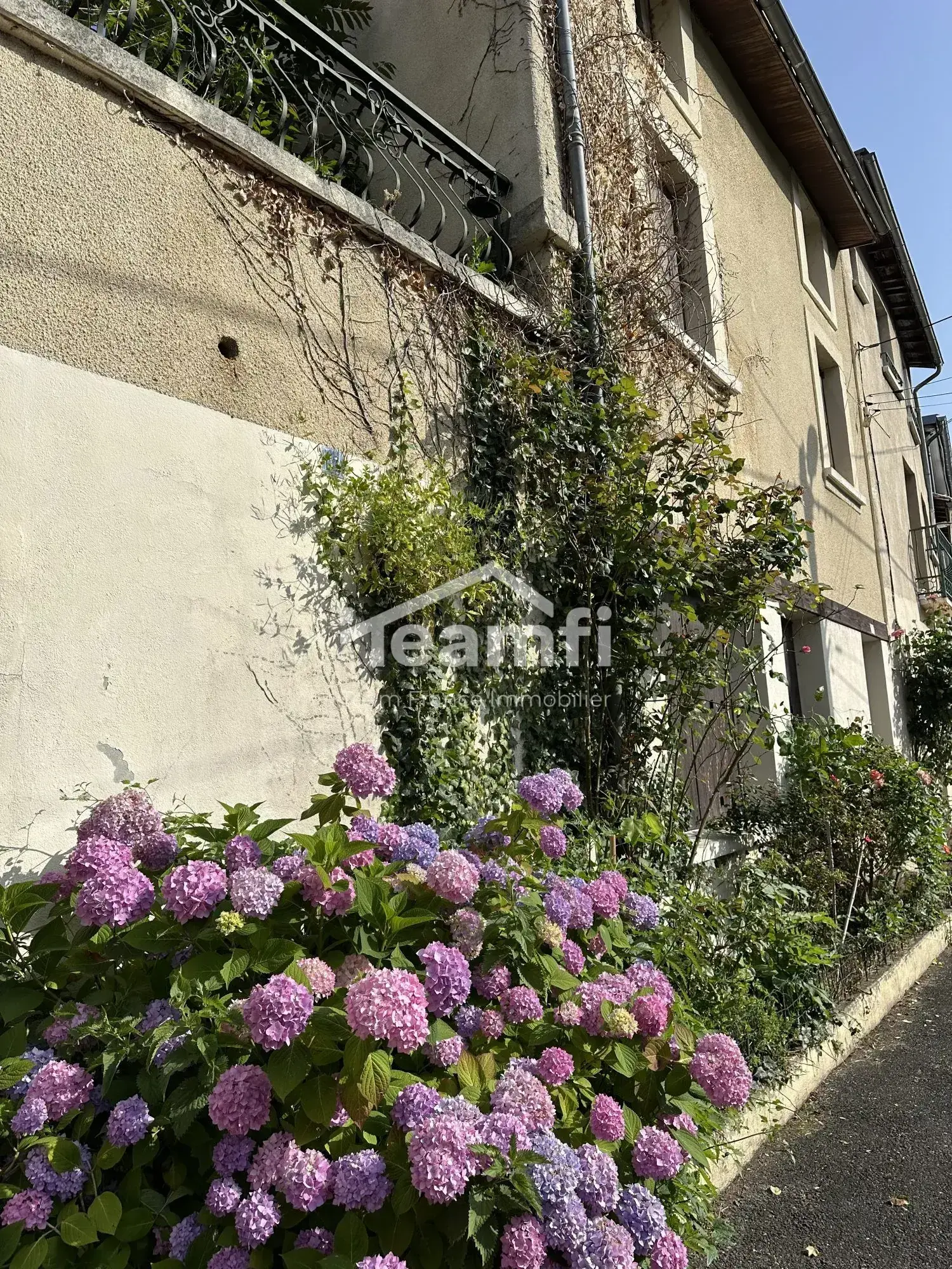 Maison ancienne avec terrasse, atelier et potentiel d’aménagement à Thiers 