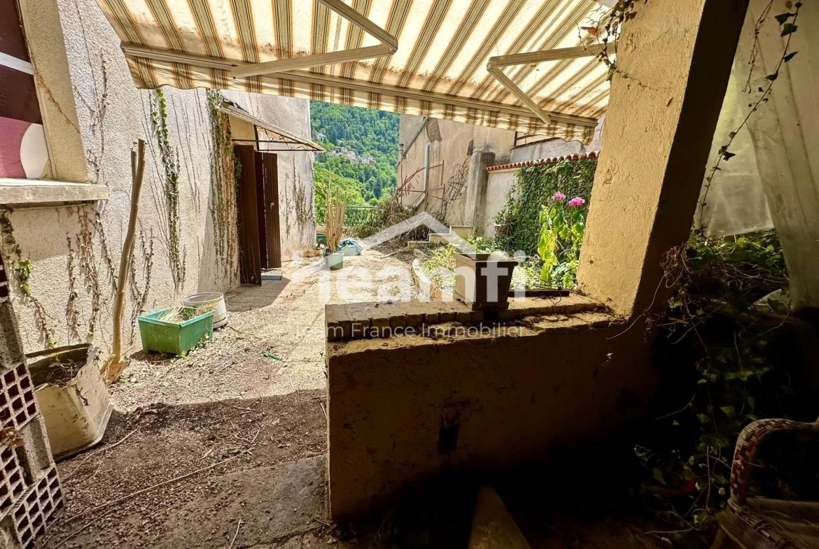 Maison ancienne avec terrasse, atelier et potentiel d’aménagement à Thiers 