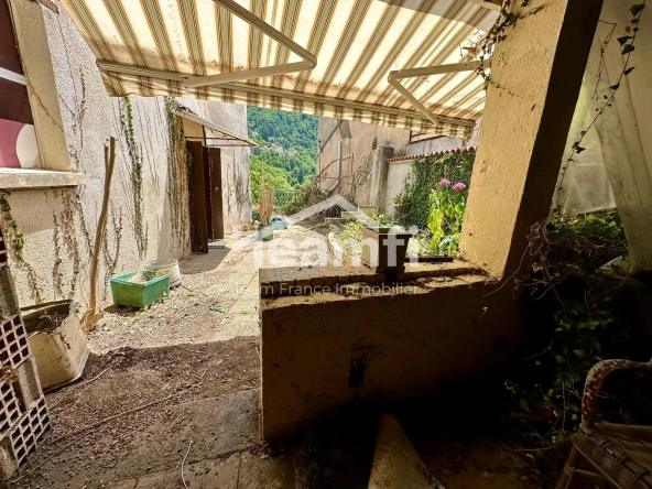 Maison ancienne avec terrasse, atelier et potentiel d’aménagement à Thiers