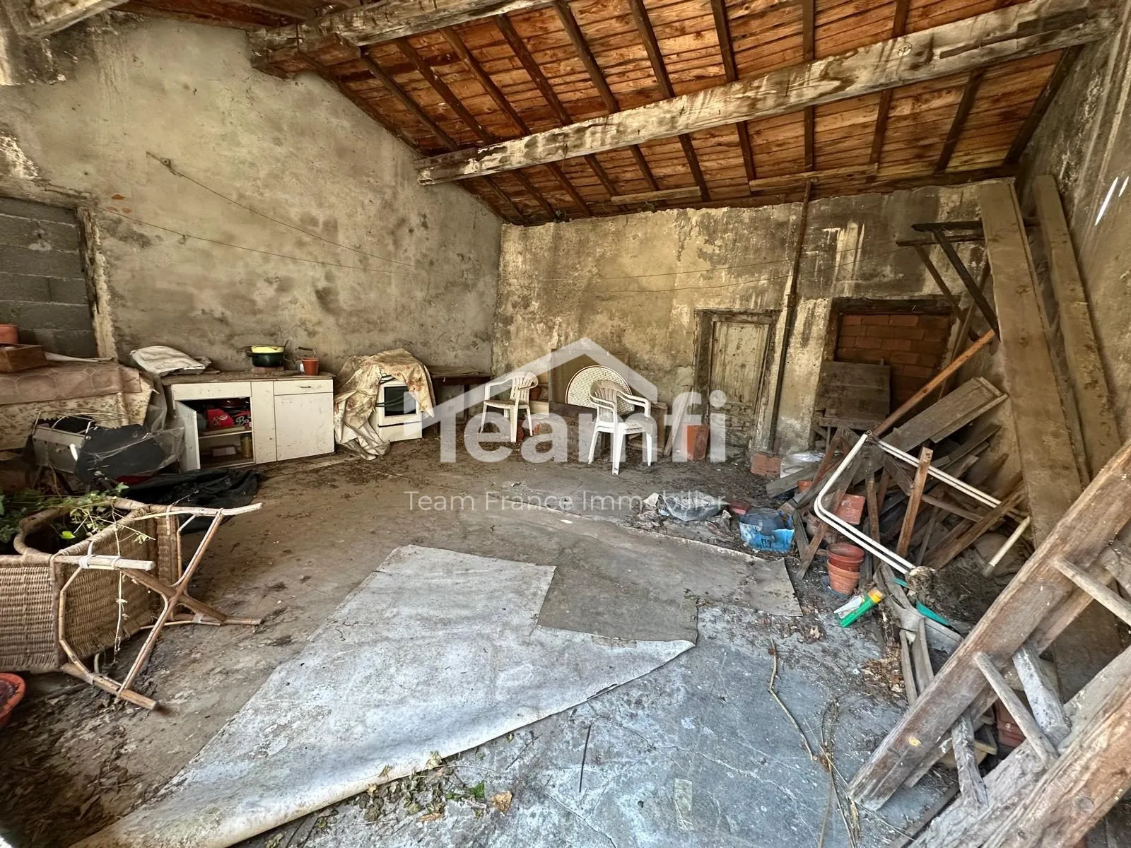 Maison ancienne avec terrasse, atelier et potentiel d’aménagement à Thiers 