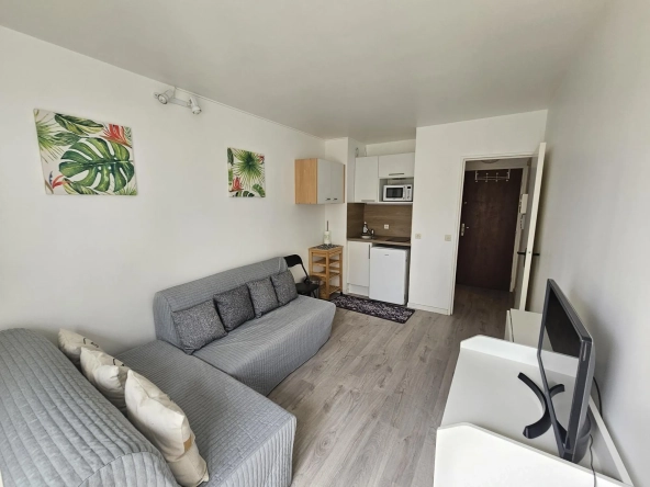 Studio rénové à vendre à Villers-sur-Mer à 600 mètres de la plage avec parking privé