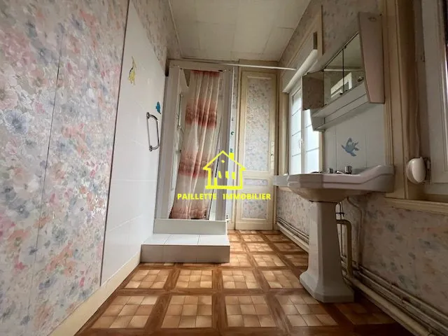 Maison mitoyenne à Bolbec avec terrain de 292 m², 4 chambres, travaux à prévoir 