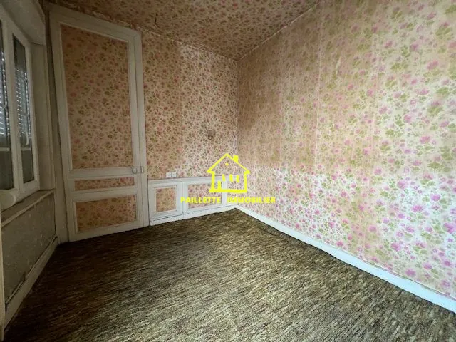 Maison mitoyenne à Bolbec avec terrain de 292 m², 4 chambres, travaux à prévoir 