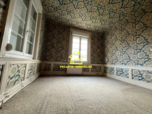 Maison mitoyenne à Bolbec avec terrain de 292 m², 4 chambres, travaux à prévoir 