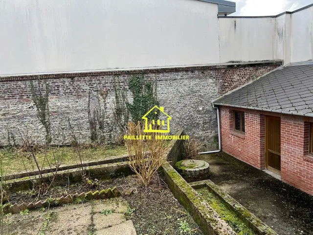 Maison mitoyenne à Bolbec avec terrain de 292 m², 4 chambres, travaux à prévoir 