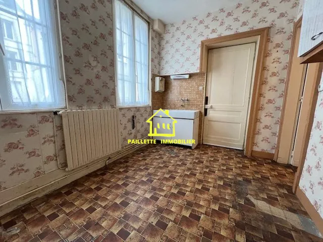 Maison mitoyenne à Bolbec avec terrain de 292 m², 4 chambres, travaux à prévoir 